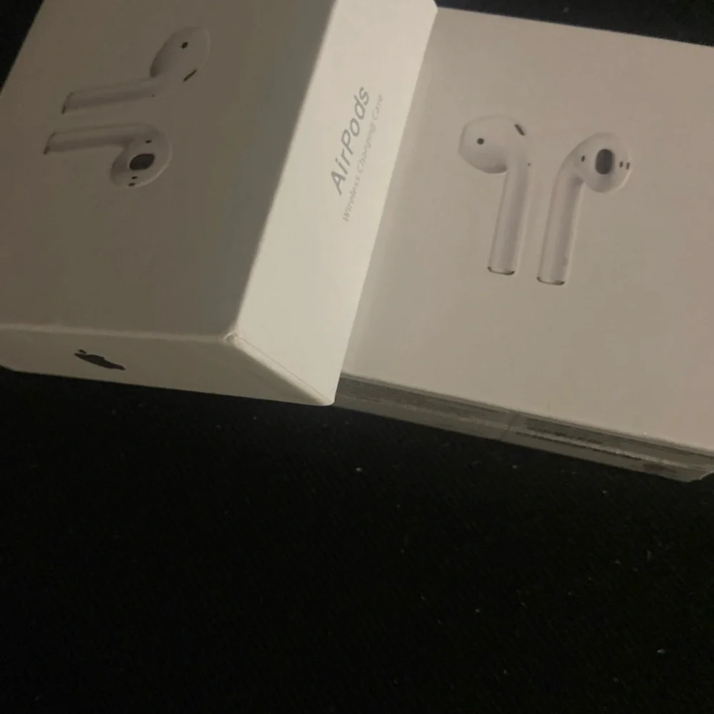Apple Wireless Earbuds in White airpods